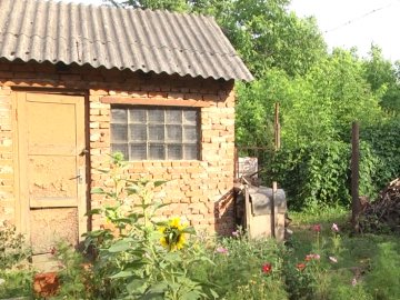 Чия земля: у Луцьку сусіди воюють за прибудинкову територію. ВІДЕО