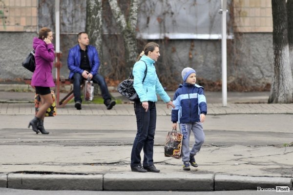 Люди на зупинках. БУДНІ МІСТА