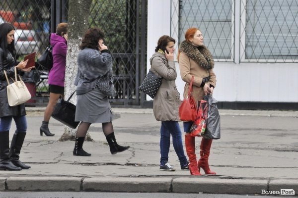 Люди на зупинках. БУДНІ МІСТА