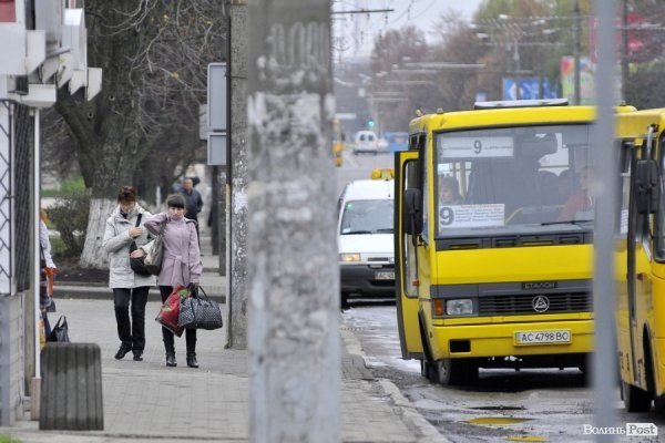 Люди на зупинках. БУДНІ МІСТА