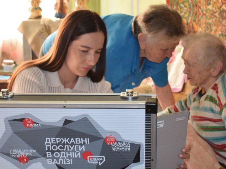 У ЦНАПі в Луцьку оновили «Мобільну валізу»: як скористатися адмінпослугами