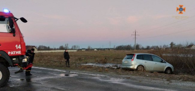 На Волині легковик злетів з дороги та застряг