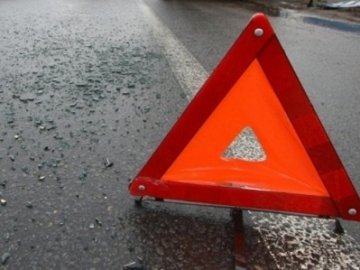 У місті на Волині зіткнулися вантажівка та бус: водій-винуватець втік