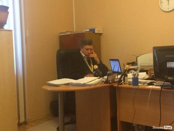 Дрібні перевізники проти виконкому Луцька: хто кого? ФОТО