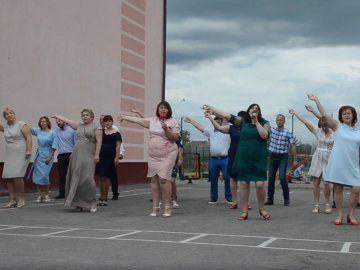 Розкішні сукні і танець батьків під російську «попсу»: випускний у школі на Волині. ВІДЕО. ФОТО