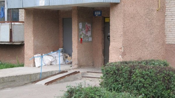 Лучани кажуть, що їхній під'їзд «окупували» наркомани