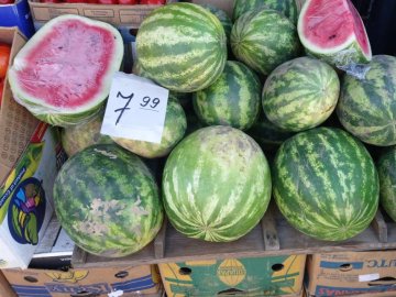 Кавуни на ринку Луцька: чому так дорого і чи буде дешевше. ФОТО