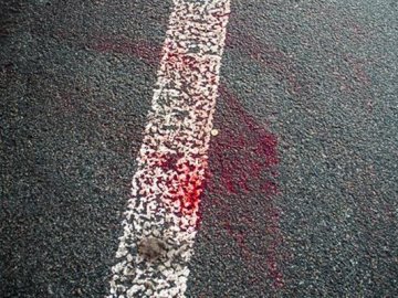 На трасі водій збив жінку на смерть і поїхав відмивати авто від крові