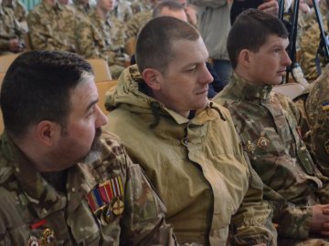 Спогади про котли і перемоги: у Луцьку бійці «Світязя» зустрілися з майбутніми військовими