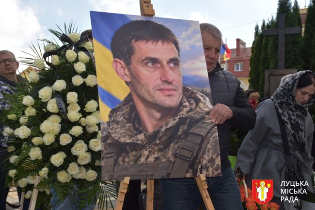 Ексгравець збірної України, «Динамо», «Дніпра» та «Волині»: у Луцьку попрощалися з воїном Романом Максимюком