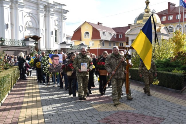 Ексгравець збірної України, «Динамо», «Дніпра» та «Волині»: у Луцьку попрощалися з воїном Романом Максимюком