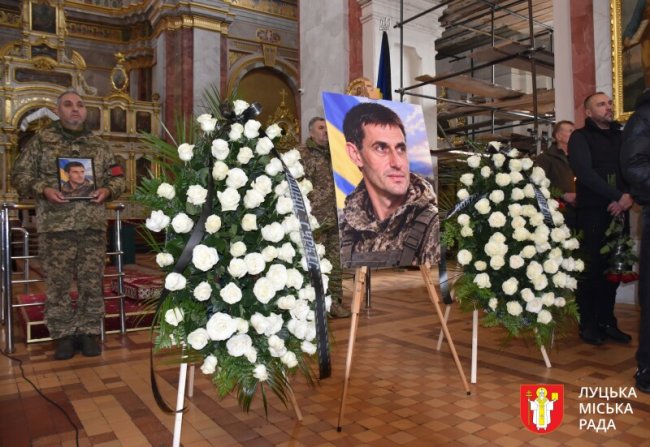 Ексгравець збірної України, «Динамо», «Дніпра» та «Волині»: у Луцьку попрощалися з воїном Романом Максимюком