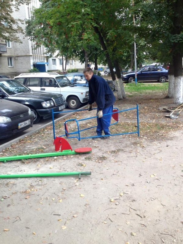 На ДПЗ у Луцьку деякі депутати встановлюють дитячі майданчики без виборів. ФОТО