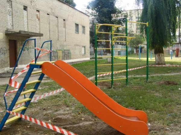 На ДПЗ у Луцьку деякі депутати встановлюють дитячі майданчики без виборів. ФОТО