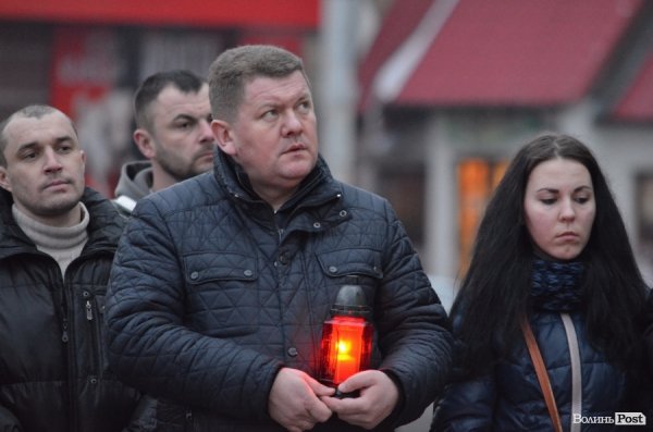 До Героїв Небесної сотні від лучан полинули ліхтарики. ФОТО