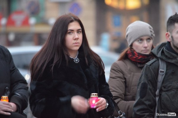 До Героїв Небесної сотні від лучан полинули ліхтарики. ФОТО