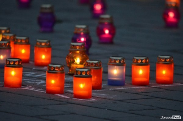 До Героїв Небесної сотні від лучан полинули ліхтарики. ФОТО