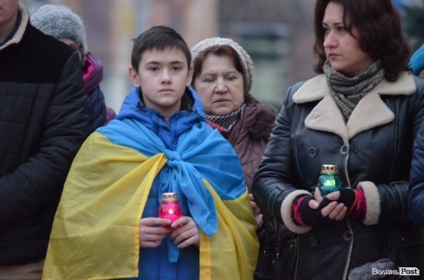 До Героїв Небесної сотні від лучан полинули ліхтарики. ФОТО