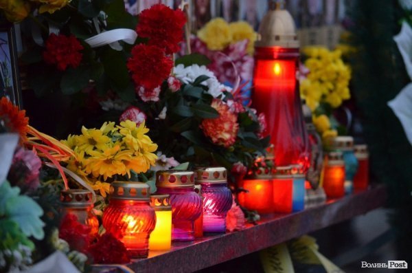 До Героїв Небесної сотні від лучан полинули ліхтарики. ФОТО