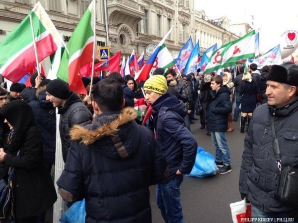 У центр Москви звезли сотні «колорадів»-антимайданівців. ФОТО
