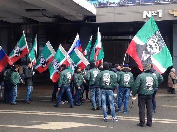У центр Москви звезли сотні «колорадів»-антимайданівців. ФОТО
