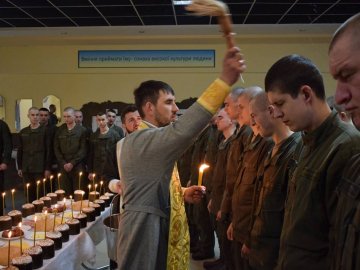 Пасхальні смаколики та молитва: як святкують луцькі нацгвардійці 