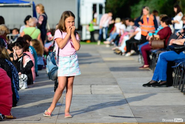 До Винника – навіть на милицях. ФОТОРЕПОРТАЖ із грандіозного концерту у Луцьку