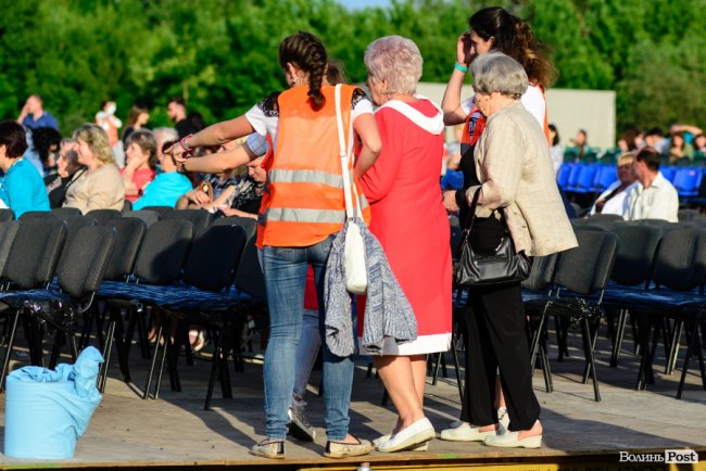 До Винника – навіть на милицях. ФОТОРЕПОРТАЖ із грандіозного концерту у Луцьку