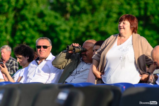 До Винника – навіть на милицях. ФОТОРЕПОРТАЖ із грандіозного концерту у Луцьку