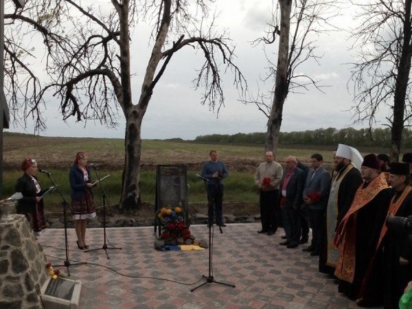 Митрополит Михаїл провів панахиду за загиблими у Волновасі. ФОТО