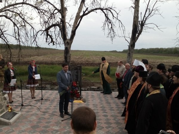 Митрополит Михаїл провів панахиду за загиблими у Волновасі. ФОТО