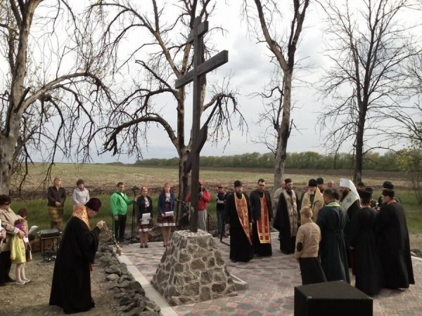 Митрополит Михаїл провів панахиду за загиблими у Волновасі. ФОТО