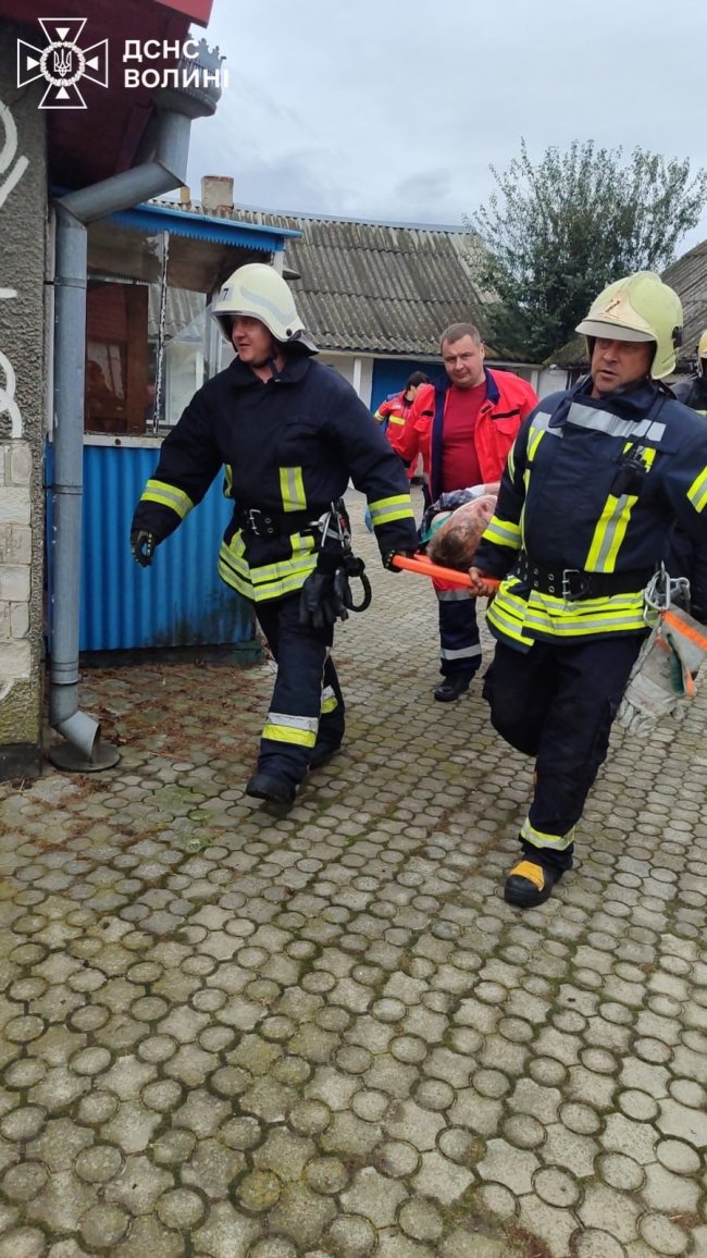 На Волині рятувальники допомогли чоловікові, який впав у погріб