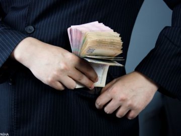 Директор одного з комунальних підприємств Волині забирав зарплату «мертвої душі» 