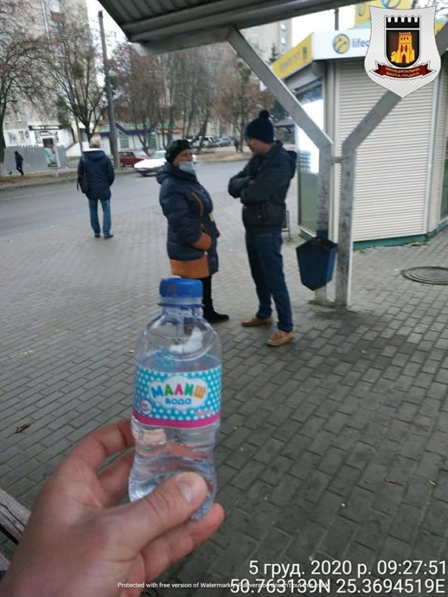 Сурогат розливала у пляшки з-під дитячої води: у Луцьку вкотре піймали горе-продавчиню