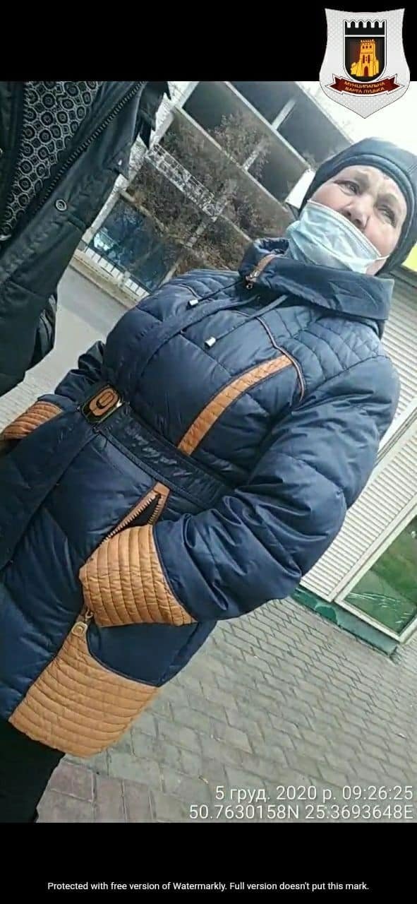 Сурогат розливала у пляшки з-під дитячої води: у Луцьку вкотре піймали горе-продавчиню