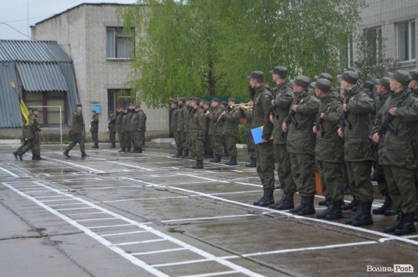 У Луцьку складали військову присягу під дощем