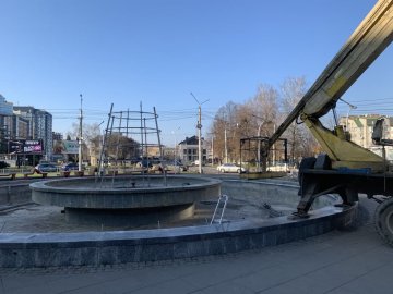 У Луцьку монтують новорічну ялинку. ФОТО