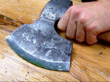 Волинянка сокирою осквернила могилу чоловіка