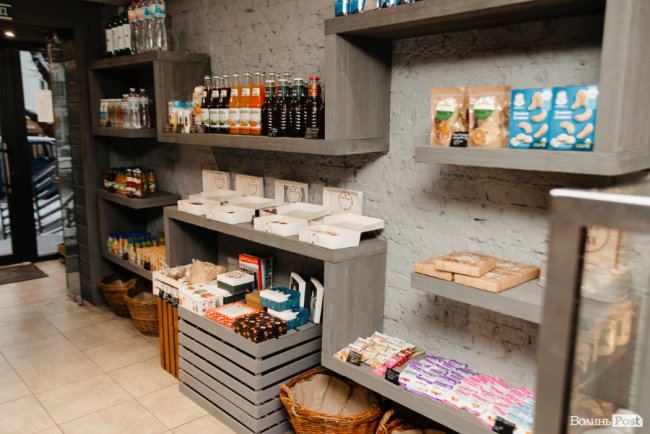 Час небанальних і красивих подарунків: де у Луцьку купити набори із корисних смаколиків*