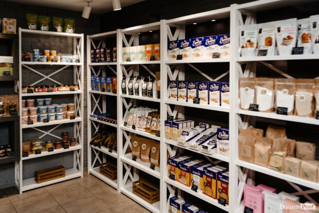 Час небанальних і красивих подарунків: де у Луцьку купити набори із корисних смаколиків*