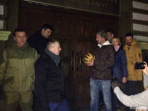 У Луцьку майданівці принесли владі гарбузи