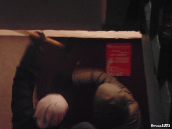 Активісти розгромили офіс Компартії у Луцьку. ФОТО