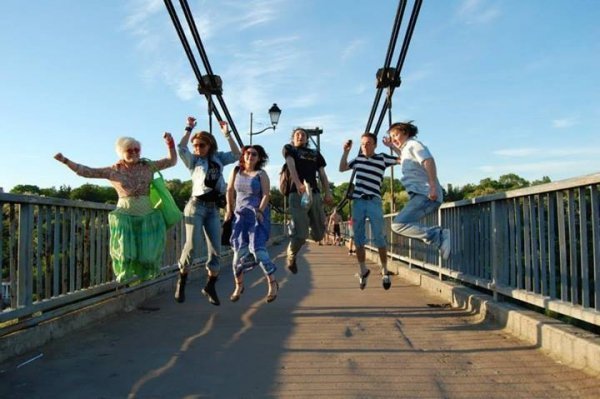 Подорож з друзями в Житомир на відкриття виставки Ірини Щуцької (зображена на фото), після урочистого відриття вириішили прогулятися містом. Забрели на міст і зробили таке веселе фото   Житомир, Весна 2011  Автор Роман Домбровський