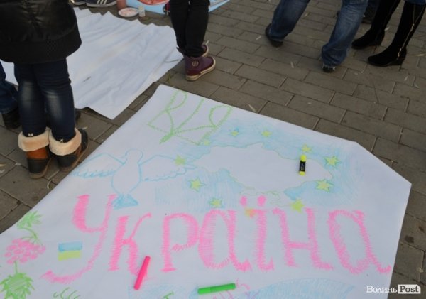 На луцькому Євромайдані – акція художників. ФОТО