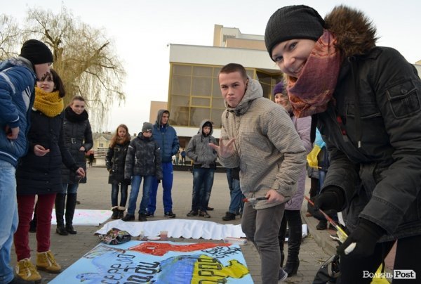 На луцькому Євромайдані – акція художників. ФОТО