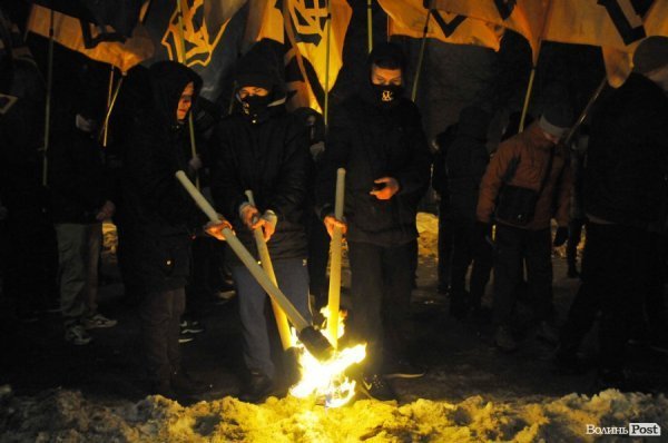 Фаєри, смолоскипи, гасла: Луцьком пройшла хода. ФОТО