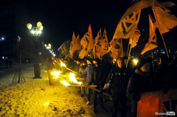 Фаєри, смолоскипи, гасла: Луцьком пройшла хода. ФОТО