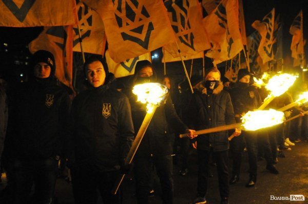 Фаєри, смолоскипи, гасла: Луцьком пройшла хода. ФОТО