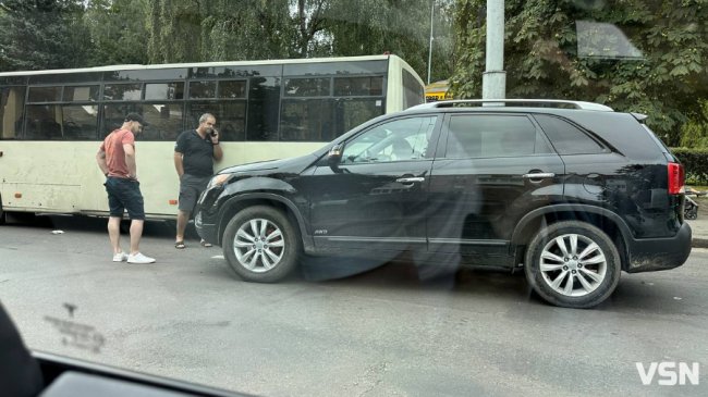 У Луцьку позашляховик в'їхав у маршрутку. ФОТО